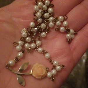 Flower chocker necklace